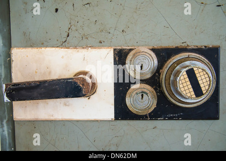 Gusseisen Ofen im gemauerten Kamin im Ferienhaus Wohnzimmer mit