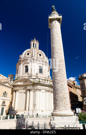 Trajanssäule, der Kirche Chiesa SS Nome di Maria e Bernardo, Rom, Latium, Italien Stockfoto