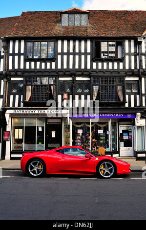 Ferrari Auto parkte vor einem Fachwerkhaus, Stratford Warwickshire, England, Vereinigtes Königreich Stockfoto