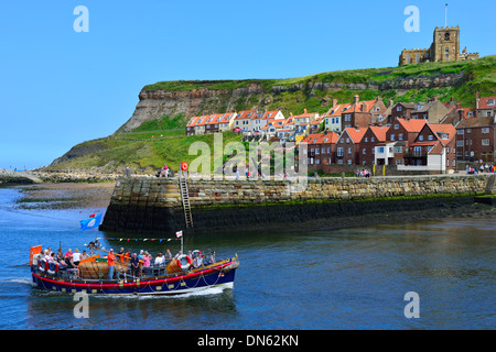 Ausflugsboot in den Hafen, St.-Marien Kirche an der Rückseite, Whitby, North Yorkshire, England, Vereinigtes Königreich Stockfoto