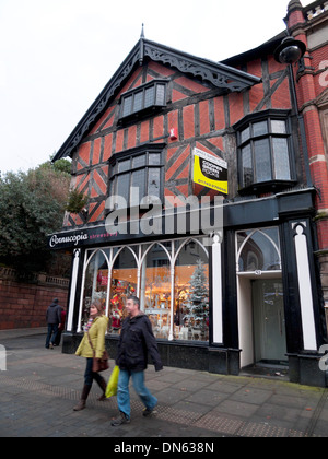 Ein paar Weihnachtseinkäufe in Shrewsbury Stadtzentrum mit einem Büros zu lassen auf Füllhorn einkaufen äußere UK KATHY DEWITT Stockfoto