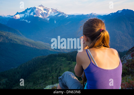 Gemischte Rassen Mädchen genießen Blick, North Cascade Mountains, Washington, Vereinigte Staaten von Amerika Stockfoto