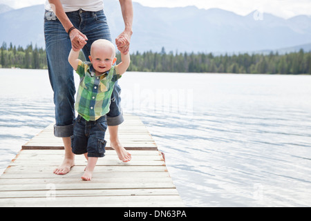 Kaukasische Mutter und Baby auf Dock über See Stockfoto