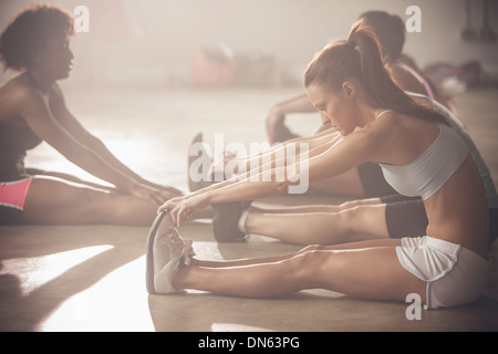 Frauen im Fitness-Studio Stockfoto
