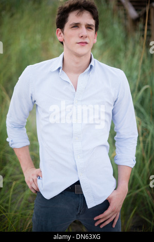 Hispanic Mann in hohe Gräser Stockfoto