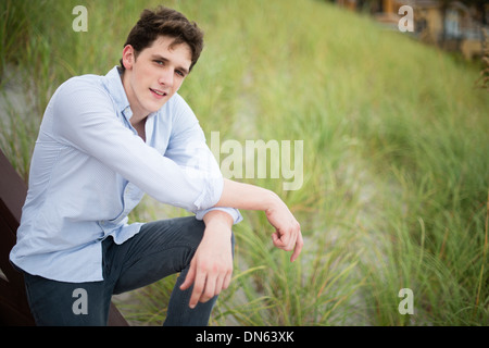 Hispanic Mann in hohe Gräser Stockfoto