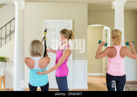 Kaukasischen Frauen mit Trainer im Haus Stockfoto