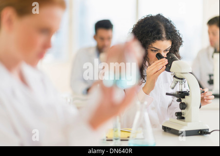 Wissenschaftler mit Mikroskop im Labor Stockfoto