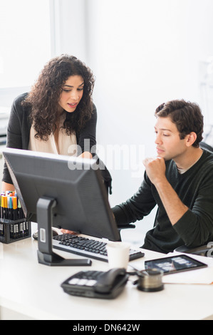 Geschäftsleute, die gemeinsam im Büro Stockfoto