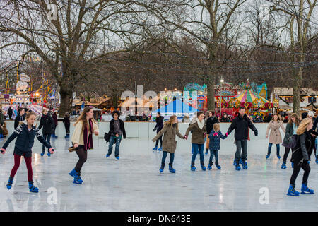 London, UK. 18. Dezember 2013. Menschenmassen strömen ins Wunderland die Eisbahn zu genießen, Fahrgeschäfte und Stände "festlich".  Es ist sicherlich nicht billig mit Helium-Ballons kostet £7. Hyde Park London, UK 18.12.13. Bildnachweis: Guy Bell/Alamy Live-Nachrichten Stockfoto