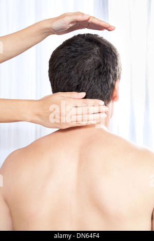 Hand Massage Männerkopf Stockfoto