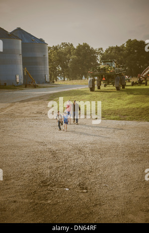 Kaukasische Familie gehen auf Bauernhof Stockfoto