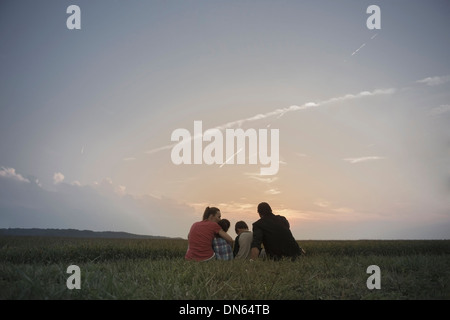 Kaukasische Familie mit Blick auf Getreidefelder Stockfoto