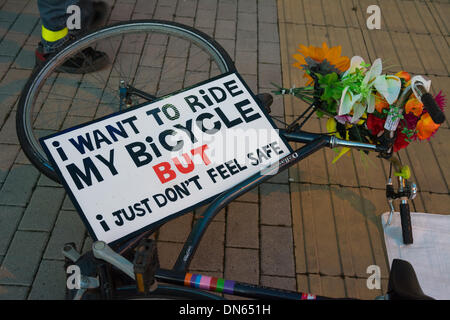 London, UK, 19. Dezember 2013. Radfahrer und ihre Anhänger halten ein Morgen Rushhour Requiem und sterben in bei Vauxhall Cross in Erinnerung an die Fußgänger und Radfahrer, die dort und an ähnliche Kreuzungen in London gestorben sind. Die Demonstranten wollen sicherer Verkehrsknotenpunkte für Fußgänger und Radfahrer, bessere Infrastruktur und eine gleichwertige Regierung Radfahren verbringen auf Zyklus Sicherheit an, die in den Niederlanden gefunden. Bildnachweis: Patricia Phillips/Alamy Live-Nachrichten Stockfoto