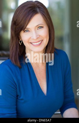 Kaukasische lächelnde Frau Stockfoto