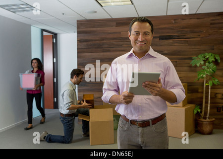 Geschäftsmann mit digital-Tablette in office Stockfoto