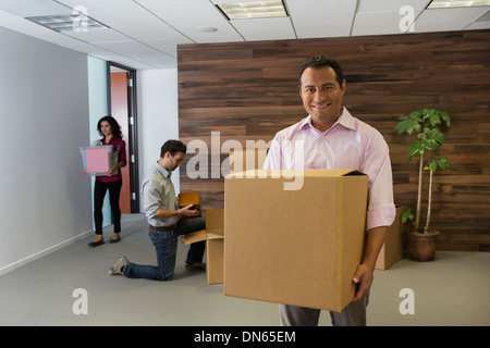 Hispano-Amerikaner Geschäftsmann Karton im Büro tragen Stockfoto