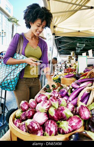 Gemischte Rassen Frau einkaufen Gemüse Stand Stockfoto