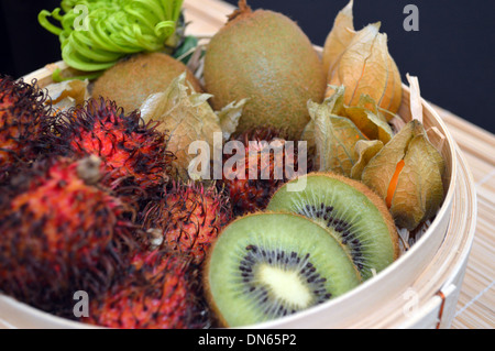 Schüssel mit Kiwis, Kap-Stachelbeeren und Litschis auf dem Display an der Harrogate Herbst Flower Show Yorkshire Stockfoto