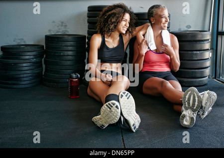Frauen entspannen zusammen im Fitness-Studio Stockfoto