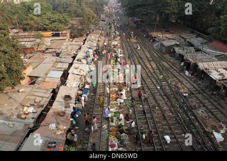 Bangladesch. 15 Aug, 2014. Leute kaufen und verkaufen Ware auf die Küche Markt auf der Schiene Linien in Karwan Bazar in der Hauptstadt Dhaka. Stockfoto