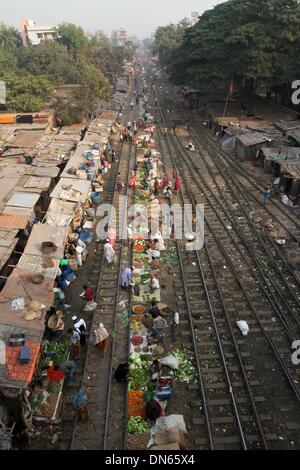 Bangladesch. 15 Aug, 2014. Leute kaufen und verkaufen Ware auf die Küche Markt auf der Schiene Linien in Karwan Bazar in der Hauptstadt Dhaka. Stockfoto