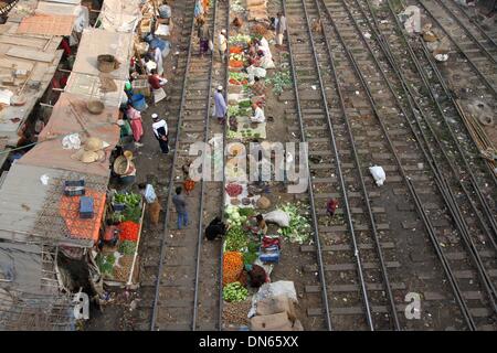 Bangladesch. 15 Aug, 2014. Leute kaufen und verkaufen Ware auf die Küche Markt auf der Schiene Linien in Karwan Bazar in der Hauptstadt Dhaka. Stockfoto