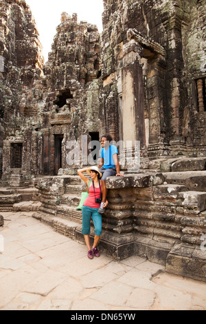 Paar besuchenden antiken Tempel, Angkor, Siem Reap, Kambodscha Stockfoto