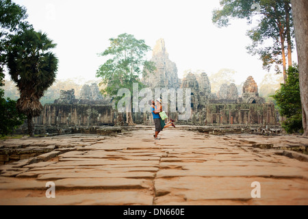 Paar besuchenden antiken Tempel, Angkor, Siem Reap, Kambodscha Stockfoto