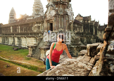 Frau, Besuch der antiken Tempel, Angkor, Siem Reap, Kambodscha Stockfoto