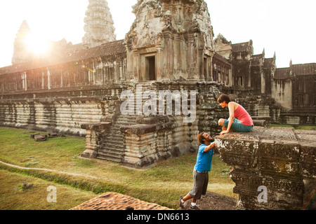 Paar besuchenden antiken Tempel, Angkor, Siem Reap, Kambodscha Stockfoto