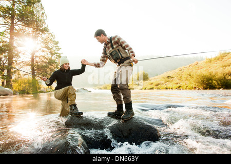 Paar-Angeln im Fluss Stockfoto