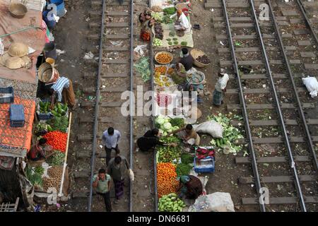 Bangladesch. 15 Aug, 2014. Leute kaufen und verkaufen Ware auf die Küche Markt auf der Schiene Linien in Karwan Bazar in der Hauptstadt Dhaka. Stockfoto