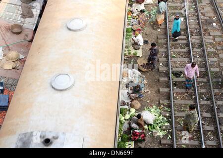 Bangladesch. 15 Aug, 2014. Leute kaufen und verkaufen Ware auf die Küche Markt auf der Schiene Linien in Karwan Bazar in der Hauptstadt Dhaka. Stockfoto