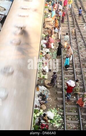 Bangladesch. 15 Aug, 2014. Leute kaufen und verkaufen Ware auf die Küche Markt auf der Schiene Linien in Karwan Bazar in der Hauptstadt Dhaka. Stockfoto