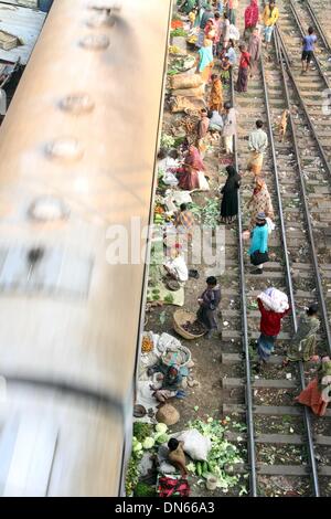 Bangladesch. 15 Aug, 2014. Leute kaufen und verkaufen Ware auf die Küche Markt auf der Schiene Linien in Karwan Bazar in der Hauptstadt Dhaka. Stockfoto
