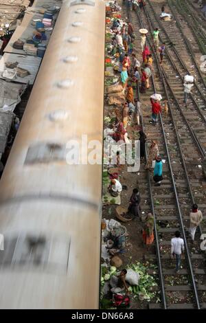 Bangladesch. 15 Aug, 2014. Leute kaufen und verkaufen Ware auf die Küche Markt auf der Schiene Linien in Karwan Bazar in der Hauptstadt Dhaka. Stockfoto