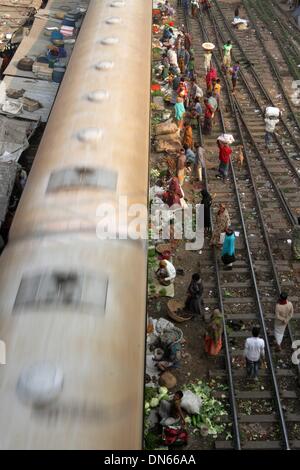 Bangladesch. 15 Aug, 2014. Leute kaufen und verkaufen Ware auf die Küche Markt auf der Schiene Linien in Karwan Bazar in der Hauptstadt Dhaka. Stockfoto