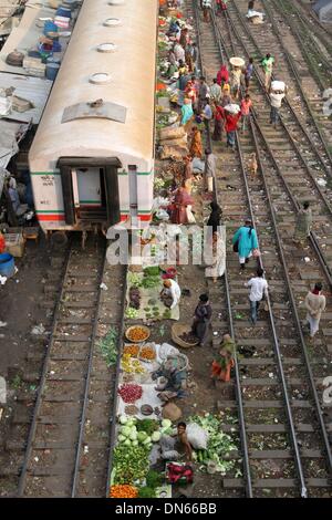 Bangladesch. 15 Aug, 2014. Leute kaufen und verkaufen Ware auf die Küche Markt auf der Schiene Linien in Karwan Bazar in der Hauptstadt Dhaka. Stockfoto