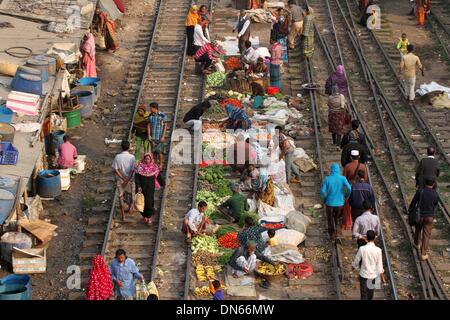 Bangladesch. 15 Aug, 2014. Leute kaufen und verkaufen Ware auf die Küche Markt auf der Schiene Linien in Karwan Bazar in der Hauptstadt Dhaka. Stockfoto