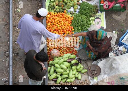 Bangladesch. 15 Aug, 2014. Leute kaufen und verkaufen Ware auf die Küche Markt auf der Schiene Linien in Karwan Bazar in der Hauptstadt Dhaka. Stockfoto