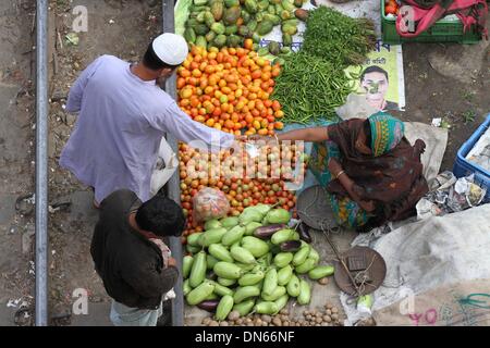 Bangladesch. 15 Aug, 2014. Leute kaufen und verkaufen Ware auf die Küche Markt auf der Schiene Linien in Karwan Bazar in der Hauptstadt Dhaka. Stockfoto