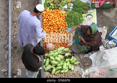 Bangladesch. 15 Aug, 2014. Leute kaufen und verkaufen Ware auf die Küche Markt auf der Schiene Linien in Karwan Bazar in der Hauptstadt Dhaka. Stockfoto