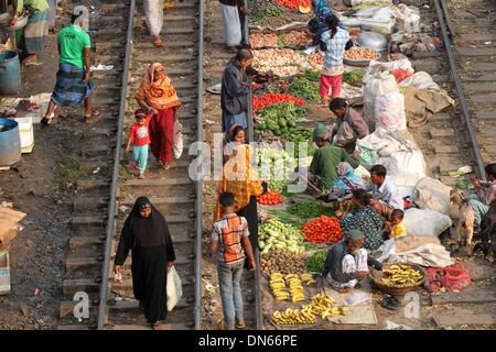 Bangladesch. 15 Aug, 2014. Leute kaufen und verkaufen Ware auf die Küche Markt auf der Schiene Linien in Karwan Bazar in der Hauptstadt Dhaka. Stockfoto
