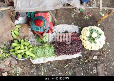Bangladesch. 15 Aug, 2014. Leute kaufen und verkaufen Ware auf die Küche Markt auf der Schiene Linien in Karwan Bazar in der Hauptstadt Dhaka. Stockfoto