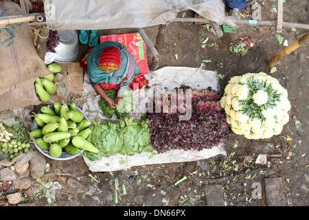 Bangladesch. 15 Aug, 2014. Leute kaufen und verkaufen Ware auf die Küche Markt auf der Schiene Linien in Karwan Bazar in der Hauptstadt Dhaka. Stockfoto