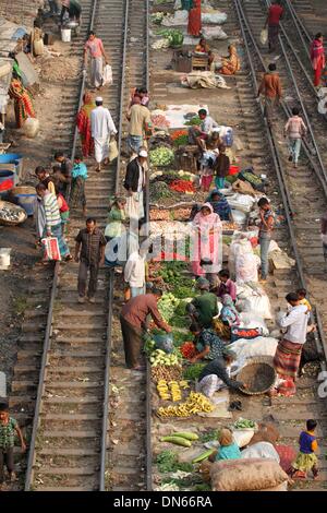 Bangladesch. 15 Aug, 2014. Leute kaufen und verkaufen Ware auf die Küche Markt auf der Schiene Linien in Karwan Bazar in der Hauptstadt Dhaka. Stockfoto