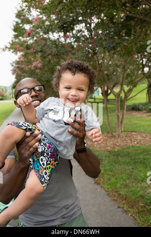 Vater mit Kleinkind Sohn im park Stockfoto