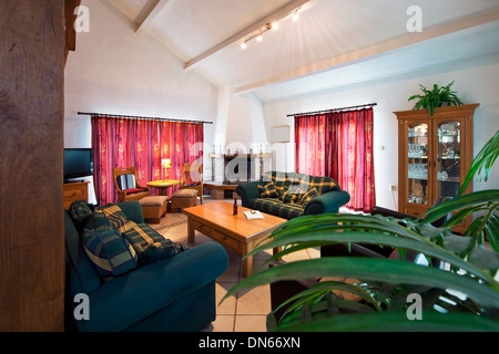 Sofas und Couchtisch im Wohnzimmer Stockfoto