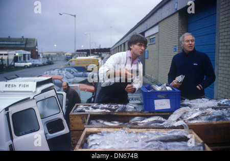 Fleetwood Küstenfischerei die Nächte fangen, die versteigert wurden. In Lieferwagen verladen und verteilt werden. Fleetwood, Lancashire, England circa 1980 1980er UK HOMER SYKES Stockfoto